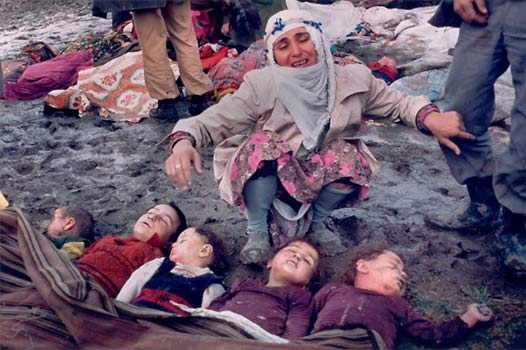 1983 Trkiye
1983 Mustafa Bozdemir, Trkiye
30 Ekim 1983'te Koyunren'de meydana gelen depremde, Trk annenin 5 ocuunun lsn grdn andaki tepkisi yrekleri paralad
