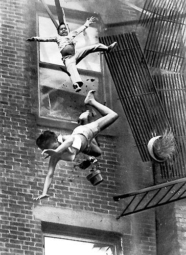 1975 Stanley Forman, ABD
1975 Stanley Forman, ABD
Boston'da bir kadn ve bir kz apartmann yangn merdiveninin kmesiyle dmeye balyorlar. Bu fotoraf ylarca gvenlik kampanyalarnda kullanld
