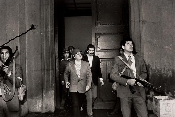 1973 Fotoraf kimin ektii bilinmiyor
1973 Fotoraf kimin ektii bilinmiyor
ili'de demokratik seimle gelen Bakan Salvador Allende'nin askeri darbe srasnda lmnden birka saniye ncesi. Fotoraf eken kiinin "kiisel gvenlii" iin adnn aklanmasn istemedii sanlyor

Anahtar kelimeler: 1973 Fotoraf kimin ektii bilinmiyor