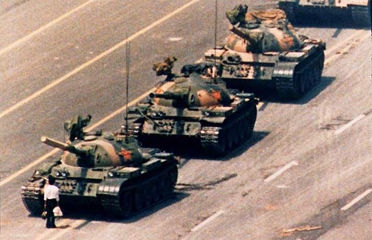 1989 Charlie Cole, ABD
1989 Charlie Cole, ABD
in'de bir gsterici, demokratik reformlar iin yaplan protestolar srasnda tanklarn karsna dikiliyor
