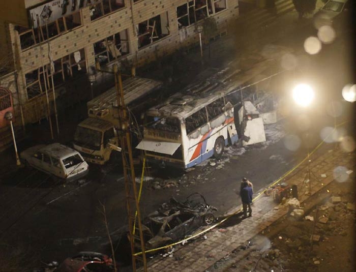 Diyarbakrdaki Hain Patlama
Diyarbakr'da terristler, park halindeki araca yerletirdikleri bombay, askerleri tayan servis otobs geerken uzaktan kumandayla infilak ettirdi. Bir dershanenin hemen nnde meydana gelen patlamada 1'i renci 5 kii ld, 67 kii yaraland. 


