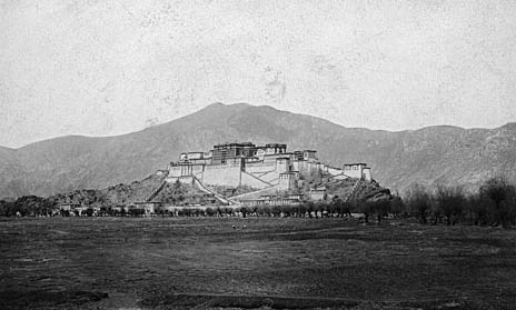 1905- National Geographic'te ilk fotoroman.
1905- National Geographic'te ilk fotoroman. Tibet'in Lhasa blgesine yaplan turda ekilen fotoraflar 11 sayfada yaynland. 
