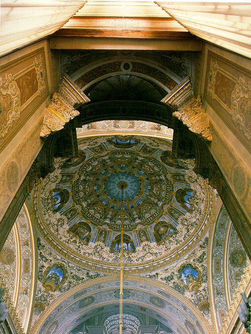 Dolmabahe Sarayndaki en byk salon olan Muayede Salonu'nun kubbe ve stun sslemelerinin detay grntleri
