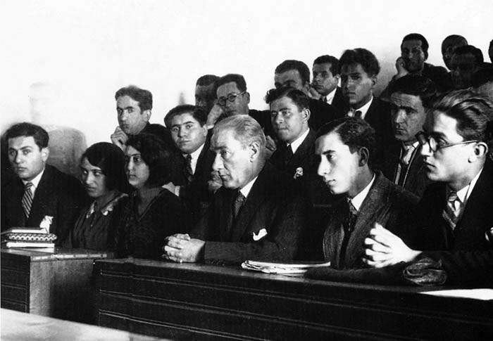 Atatrk, stanbul niversitesi Hukuk Fakltesi'nde
Atatrk, stanbul niversitesi Hukuk Fakltesi'nde (15 Aralk 1930) 

