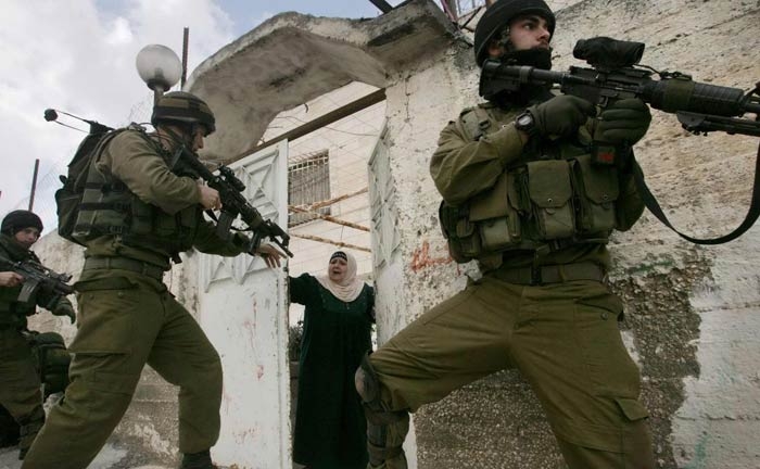  Filistin evlerine operasyon 
Filistinli gstericilerin bir srail kontrol noktasna saldrmasnn ardndan srail askerleri Ramallah'ta Filistin evlerine operasyon dzenledi. 
Anahtar kelimeler:  Filistin evlerine operasyon 