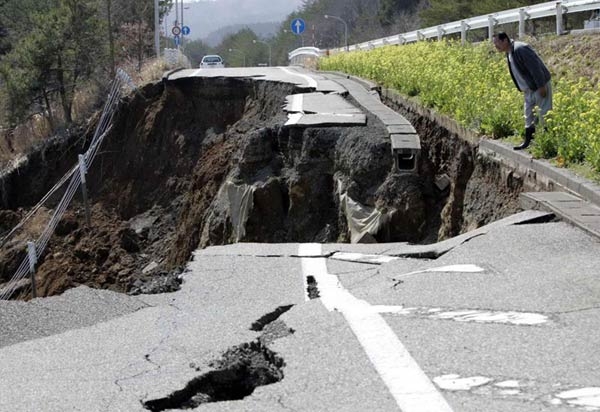 Japonya'da bir deprem sonras Kopan yol
Japonya'da bir deprem sonrasnda kopan yolu ve onu inceleyen bir merakl
Anahtar kelimeler: Japonya'da bir deprem sonras Kopan yol