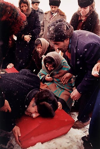 1988 David Turnley, ABD
1988 David Turnley, ABD
Boris Abgarzian, Ermenistan'daki depremde len 17 yandaki olu iin alyor

Anahtar kelimeler: 1988 David Turnley, ABD