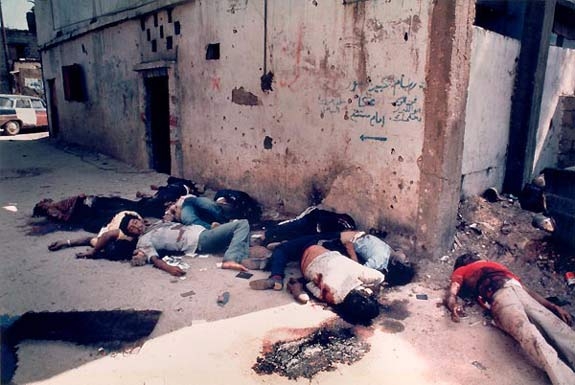 1982 Robin Moyer, ABD
1982 Robin Moyer, ABD
Beyrut'taki kamplarda katledilen Filistinli mlteciler... ABD'li Moyer, dayanlmaz koku arasnda fotoraflar ekmeye alrken srailli askerlerin akalatn duyuyordu. Katiller hi bir zaman yarg karsna kmad
