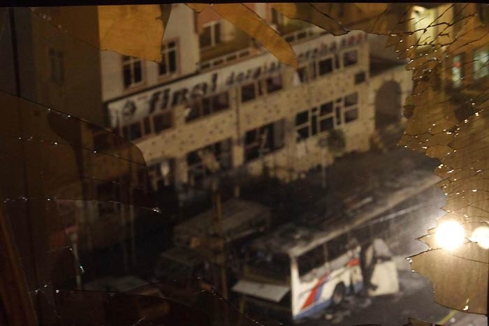 Diyarbakırdaki Hain Patlama
Diyarbakır'da teröristler, park halindeki araca yerleştirdikleri bombayı, askerleri taşıyan servis otobüsü geçerken uzaktan kumandayla infilak ettirdi. Bir dershanenin hemen önünde meydana gelen patlamada 1'i öğrenci 5 kişi öldü, 67 kişi yaralandı. 

