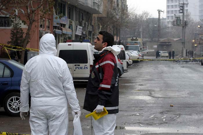 Diyarbakır'da teröristler, park halindeki araca yerleştirdikleri bombayı, askerleri taşıyan servis otobüsü geçerken uzaktan kumandayla infilak ettirdi. Bir dershanenin hemen önünde meydana gelen patlamada 1'i öğrenci 5 kişi öldü, 67 kişi yaralandı. 

