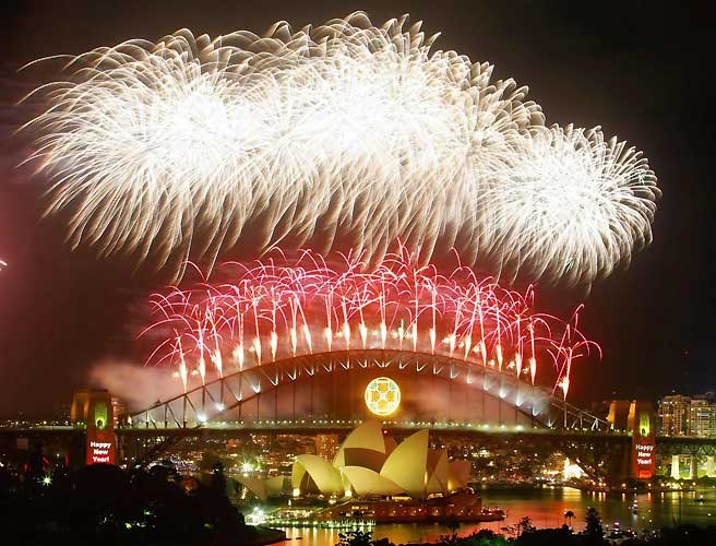 Trkiye ylban heyecanla beklerken dnyann dier ucu 2008'e girmeye balad bile...
      Avustralya 2008&#8217;e "merhaba" dedi.
      Sydney&#8217;in simge haline gelen Liman Kprs kysnda toplanan yz binlerce kii yeni yla muhteem havai fiek gsterisiyle girdi.
      Kutlamalar, ocuklarn k gsterisiyle yerel saatle 21.00&#8217;de (TS 12.00) balad.
      Yeni yla ilk giren lke (TS 13.00) Yeni Zelanda olmutu.
      Avustralya&#8217;dan 3 saat sonra Filipinler, 4 saat sonra da Tayland yeni yla girdi.

