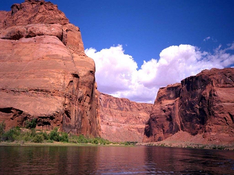 Kanyonlar
Kanyon, Dünya yüzeyinde nehirlerce oluşturulmuş derin vadilere verilen ad.

