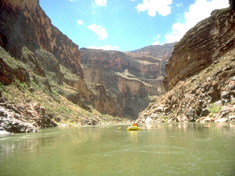 Geni bir kanyonun iinden akan bir nehir, duvarlar jeolojik bir merdiveni andran kanyonlar olutururabilir. Bunlar siperli nehir ((entrenched river)) olarak anlrlar zira bu tip nehirlerin ak yollarn deitirmeleri epey zordur. Colorado River ve Snake River (ABD kuzey-dou) bu yaplara rnek tekil edebilecek iki nehirdir.


