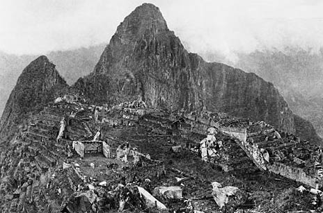 Machu Picchu'nun ilk fotoraf. 1912
Machu Picchu'nun ilk fotoraf. Yale niversitesi profesrlerinden Hiram Bingham, Peru'daki Inka medeniyetine ait ehirlerden Machu Picchu'yu fotoraflad. 

