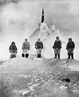 Kuzey Kutbu'nun ilk fotoraf 1909
Kuzey Kutbu'nun ilk fotoraf. Robert E. Peary ve yardmcs Matthew Henson 37 gnde 760 km yol katederek kutuplara ulat. 
Anahtar kelimeler: Kuzey Kutbu'nun ilk fotoraf 