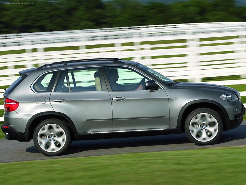 Yeni BMW X5 4.8i, 100 km&#8217;de ortalama 12.5 lt benzin harcar
Yeni X5, biri benzinli dieri dizel iki motor seenei ile Trkiyeye ithal edilmektedir. 4,779 cc&#8217;lik benzinli V8, 355 bg azami g ve 475 Nm azami tork retirken; 240 km/s&#8217;lik maksimum hz ve 6,5 saniyelik 0-100 km/s hzlanmasna imza atmaktadr. 2,993 cc&#8217;lik sral 6 silindirli dizel motor ise; 231 bg azami g ve 520 Nm azami tork deerleri sayesinde 216 km/s&#8217;lik maksimum hz ve 8,3 saniyelik 0-100 km/s hzlanmasna olanak salamaktadr. Yeni BMW X5 4.8i, 100 km&#8217;de ortalama 12.5 lt benzin harcarken; yeni BMW X5 3.0d, ayn koullarda 8.7 lt Eurodiesel tketmektedir.


Anahtar kelimeler: Yeni BMW X5 4.8i, 100 km&#8217;de ortalama 12.5 lt benzin harcar