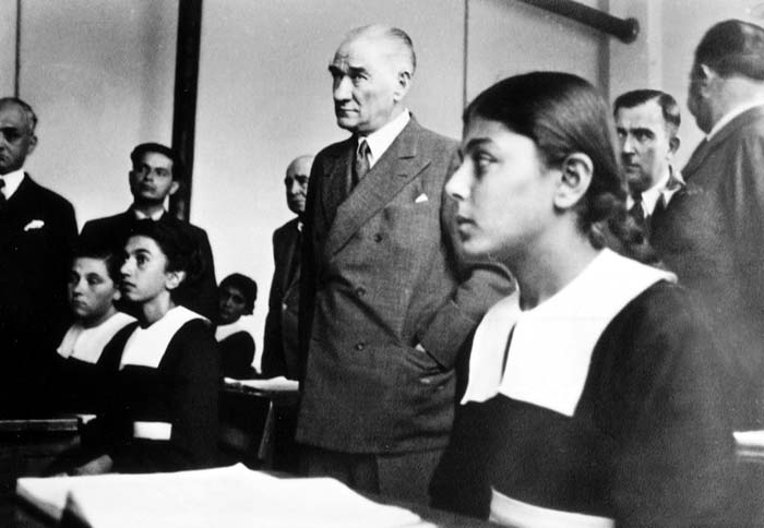 Atatrk, Adana Kz Enstits'nde bir dersi dinlerken 
Atatrk, Adana Kz Enstits'nde bir dersi dinlerken (19 Kasm 1937) 

Anahtar kelimeler: Atatrk, Adana Kz Enstits'nde bir dersi dinlerken