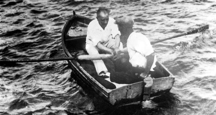 Atatrk, Sandal gezintisinde
Atatrk, Florya'da sandal gezintisinde (1934)
Anahtar kelimeler: Atatrk, Florya'da sandal gezintisinde 