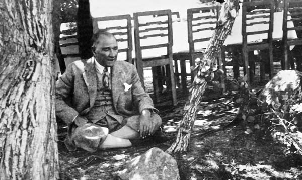 Atatrk, Kzlcahamam'da dinlenirken 
Atatrk, Kzlcahamam'da dinlenirken (16 Temmuz 1934) 

Anahtar kelimeler: Atatrk, Kzlcahamam'da 