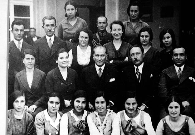 Atatrk, Ankara Kz Lisesi retmen ve rencileri ile 
Atatrk, Ankara Kz Lisesi retmen ve rencileri ile (24 Haziran 1933) 

