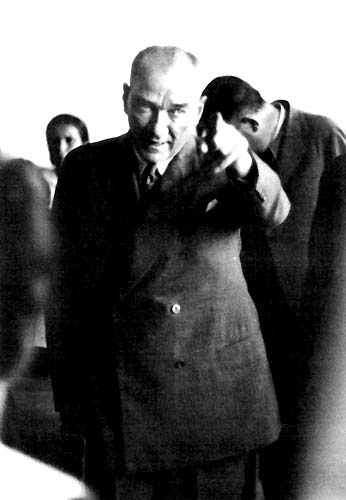 Atatrk, Adana Kz Enstits'nde bir derslikte
Atatrk, Adana Kz Enstits'nde bir derslikte (19 Kasm 1937) 

