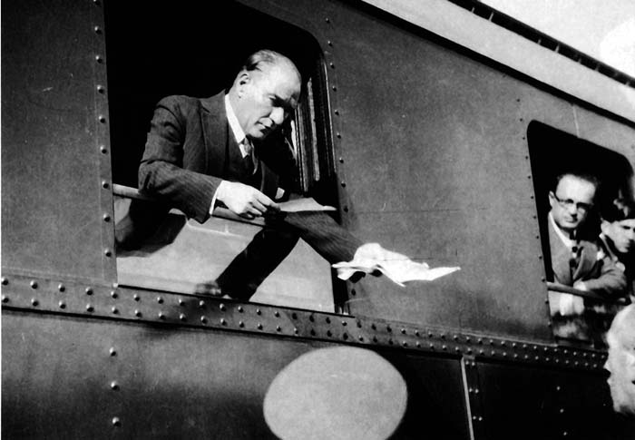  Atatrk, kendisine verilen dilekeyi incelerken 
Atatrk, Ktahya Tren stasyonu'nda kendisine verilen dilekeyi incelerken (24 Ocak 1933) 
 
  

Anahtar kelimeler: Atatrk, Ktahya Tren stasyonu'nda kendisine verilen dilekeyi incelerken 